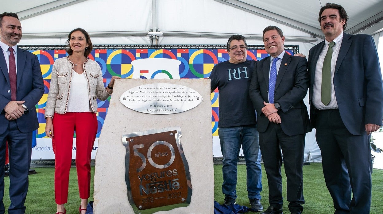 Foto de las autoridades junto a una placa que conmemora los 50 años del primer yogur de Nestlé en España