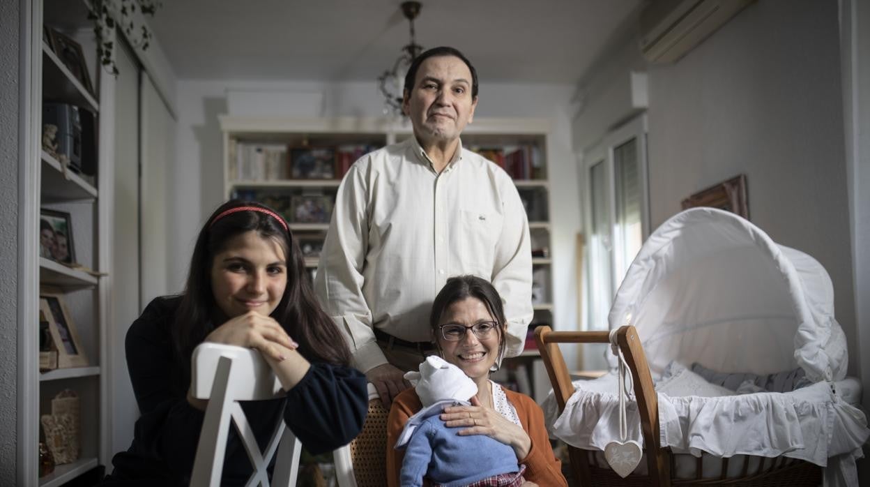 Paula y su familia, incluido el bebé en acogida de emergencia