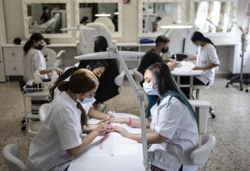 Aya, Denisa y Bárbara realizan una práctica de manicura en el taller de la UFIL