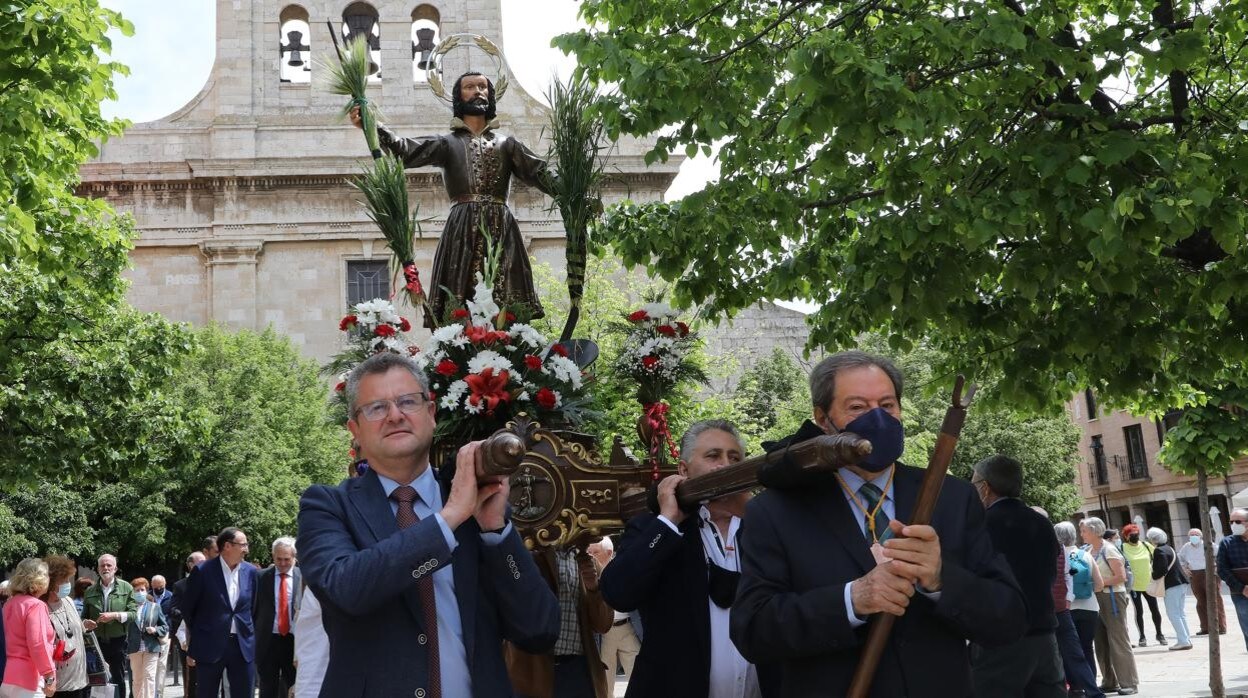 Gerardo Dueñas procesiona por la celebración de San Isidro, en Palencia