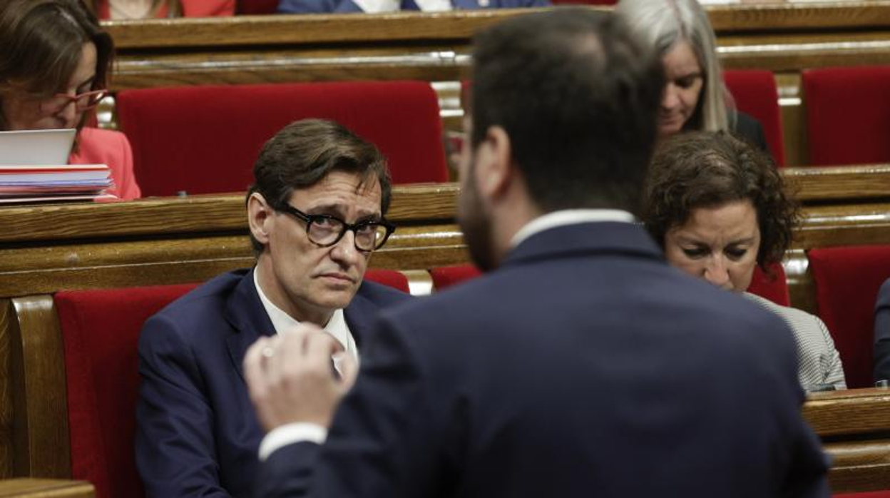 Salvador Illa y Pere Aragonès (de espaldas), en el Parlamento de Cataluña, el pasado 11 de mayo