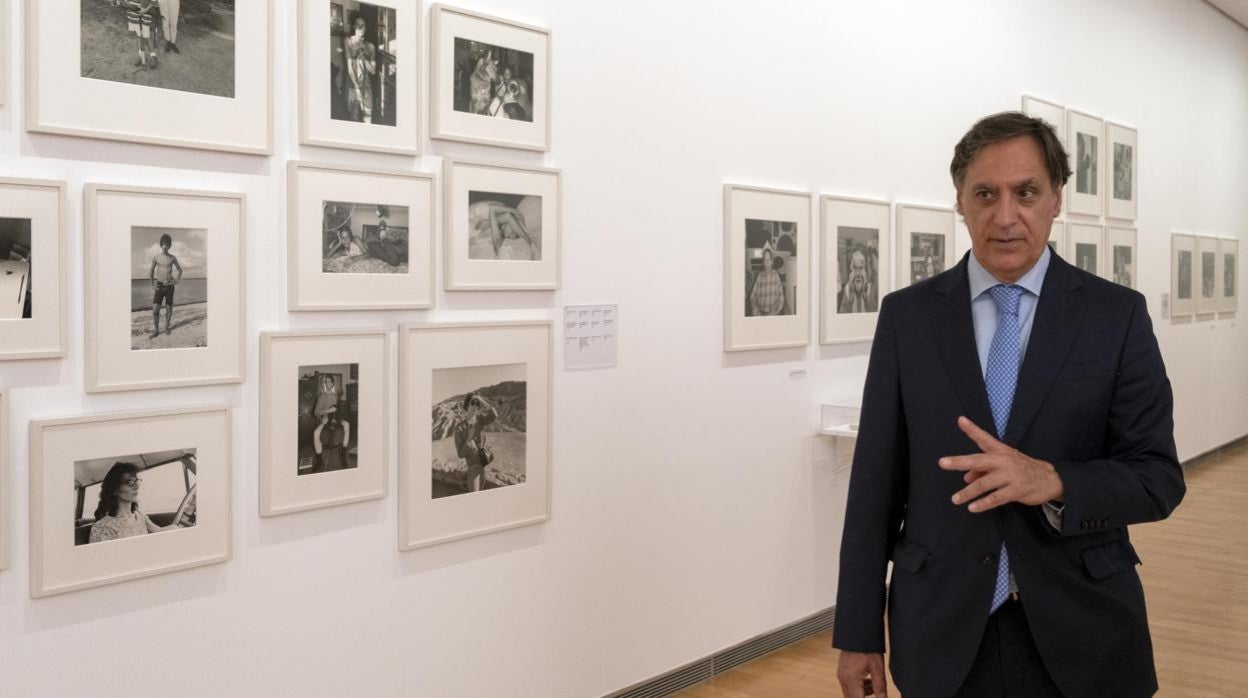 El alcalde de Salamanca, junto a parte de las obras de Friedlander que se pueden ver en la exposición