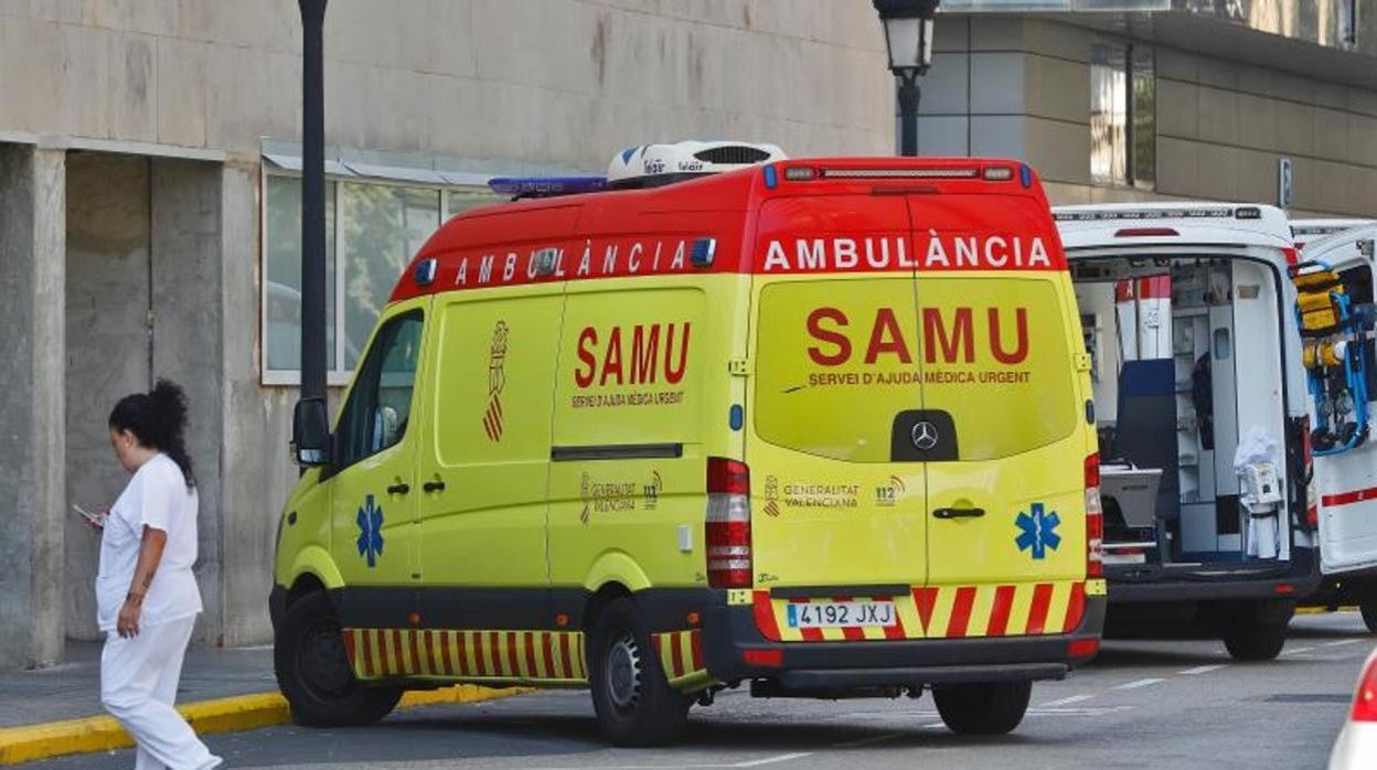 Imagen de recurso de una ambulancia SAMU en un hospital de Valencia