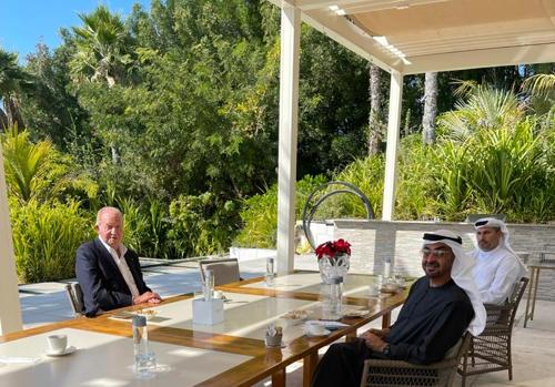 En febrero de 2021, con el príncipe heredero de Abu Dabi, Mohamed bin Zayed, y el presidente del Manchester City, Khaldoon Al Mubarak