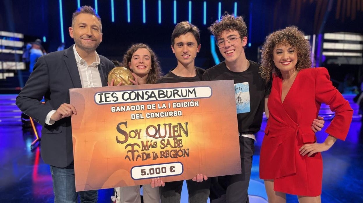 Frank Blanco y Aurora González con los ganadores del concurso 'Soy quien más sabe de la región'