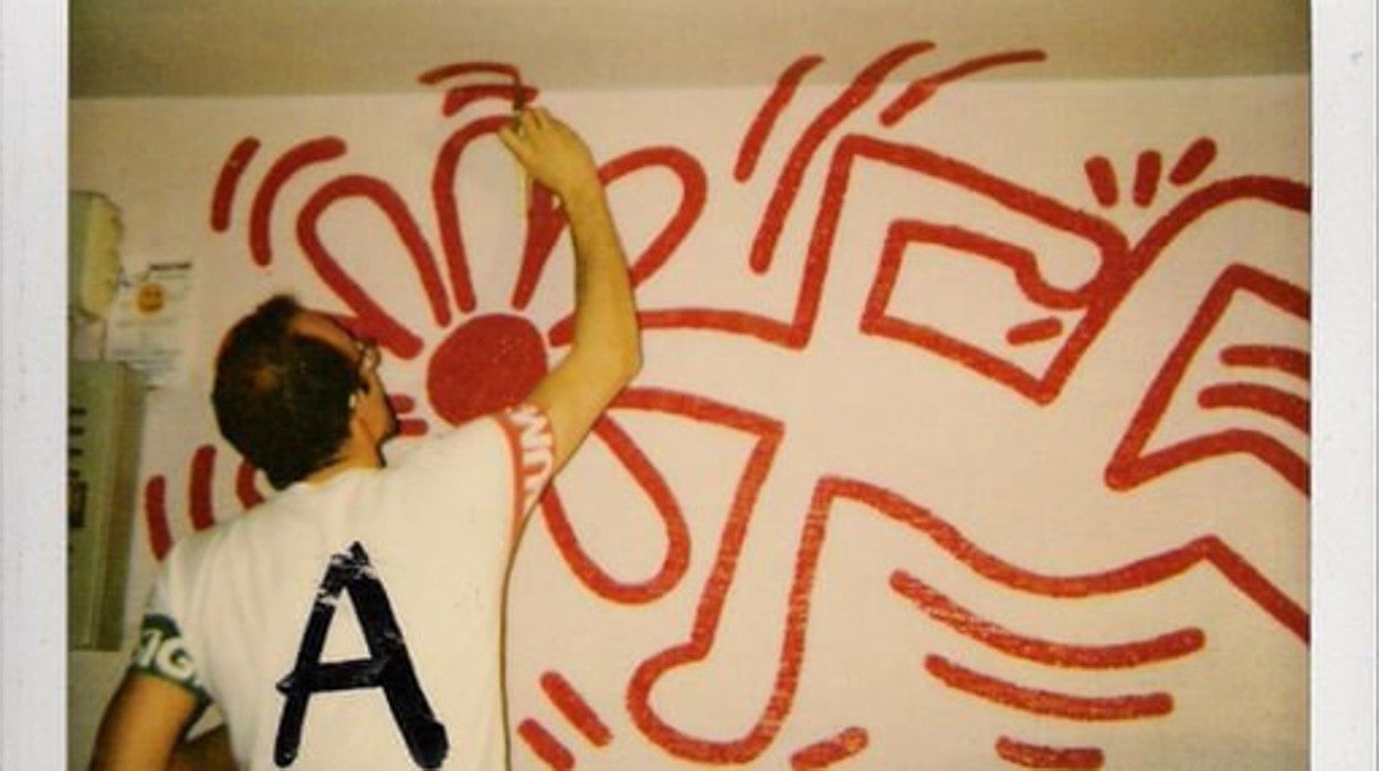 Uno de los fotogramas que recogen el momento donde Keith Haring estaba pintando 'Acid'