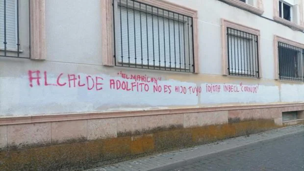 Aparecen nuevas pintadas contra alcaldes de la zona de Los Montes