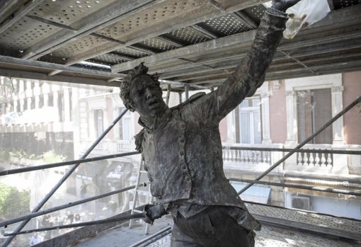 La estatua del teniente Ruiz, en la plaza del Rey