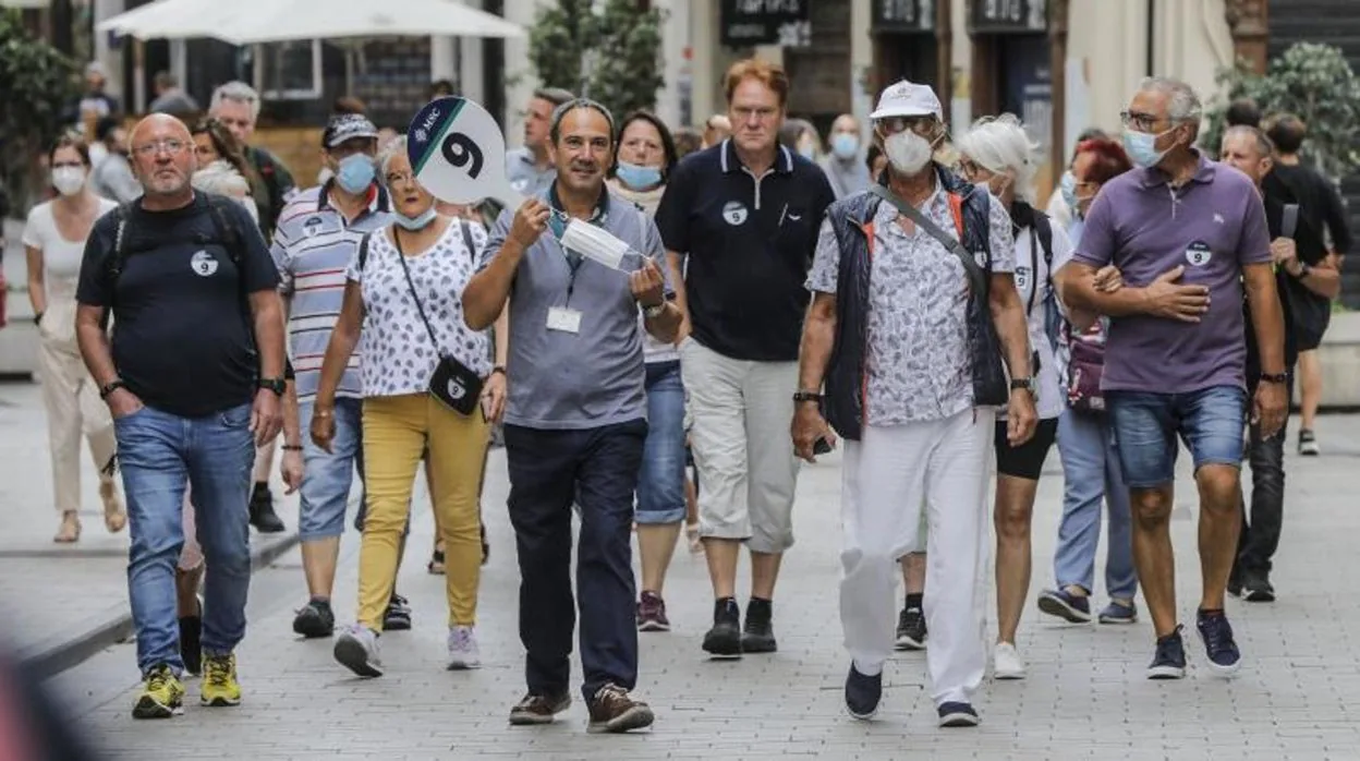Imagen de archivo de un grupo de turistas en el centro de Valencia