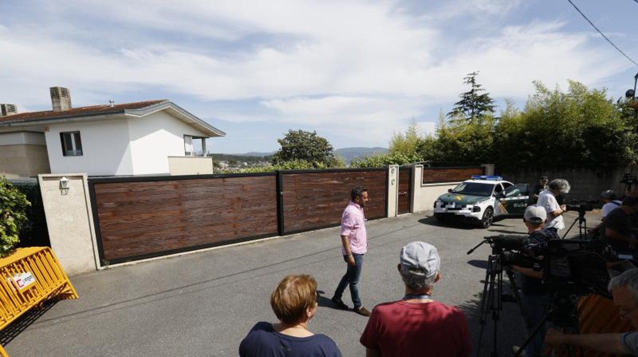 Periodistas ante la casa de Pedro Campos en Sangenjo, este jueves