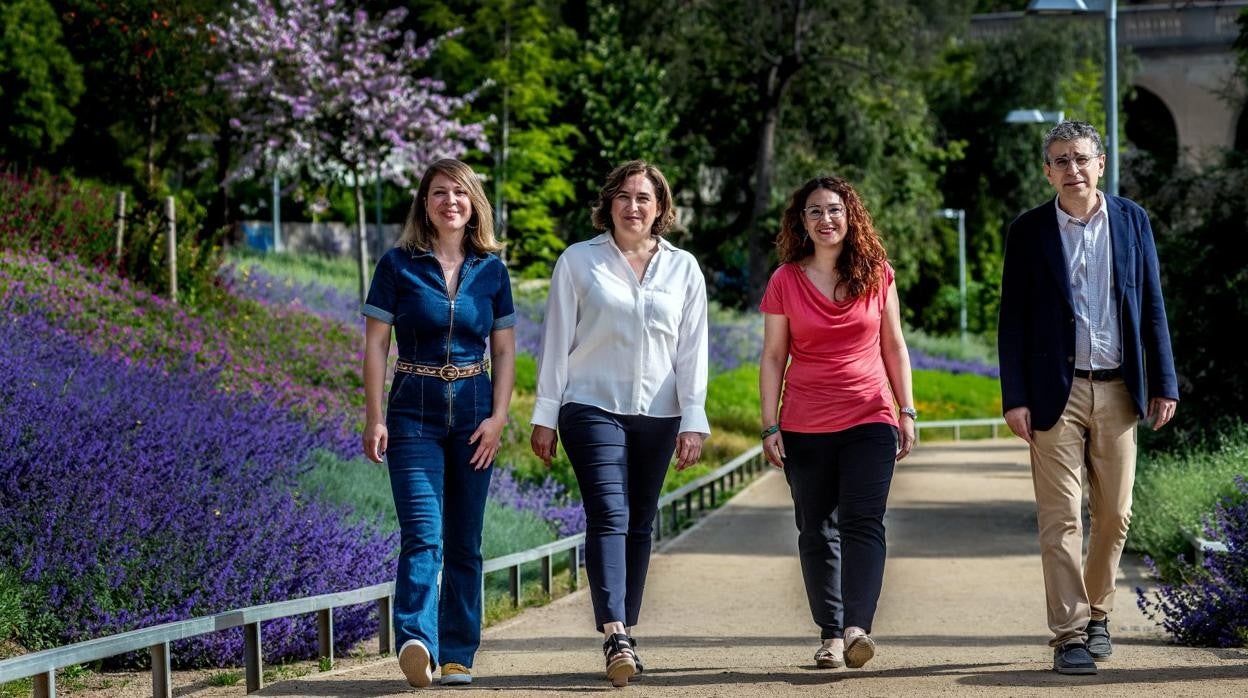 Colau ha comparecido junto a tres de sus ediles en unos jardines del Guinardó