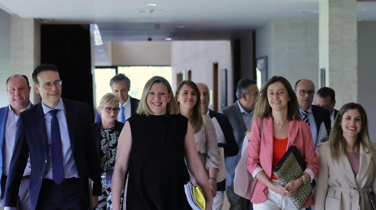 Isabel Blanco, junto al equipo de la Consejería de Familia e Igualdad de Oportunidades se dirige a comparecer en las Cortes para presentar el programa de legislatura de su departamento