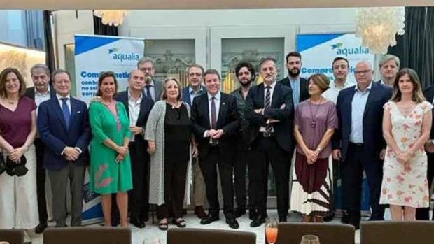 Page y una veintena de periodistas de la región afincados en Madrid abordan el plano regional