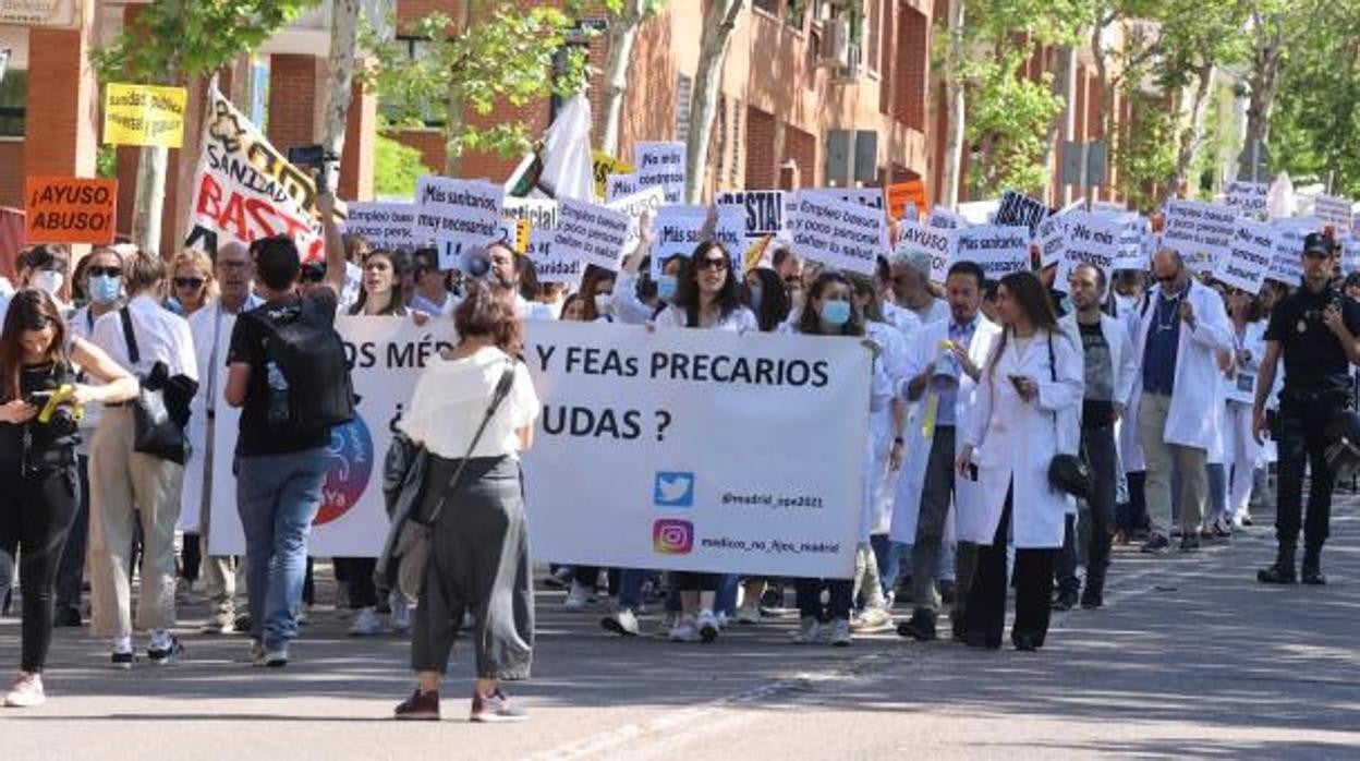 Médicos de hospitales públicos madrileños, en una de sus manifestaciones de protesta por la temporalidad