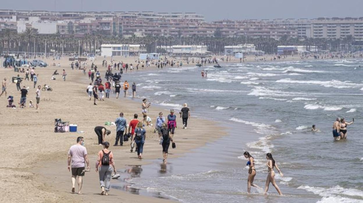 Imagen de archivo tomada en la playa de la Malvarrosa en Valencia