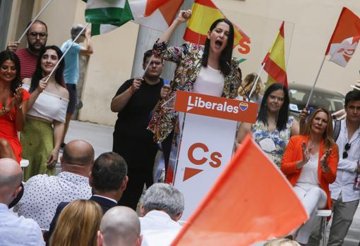 Imagen de la presidenta de Ciudadanos, Inés Arrimadas, y el coordinador autonómico de Cs y candidato a la Presidencia de la Junta, Juan Marín, en la presentación de los candidatos en las ocho provincias andaluzas a las elecciones