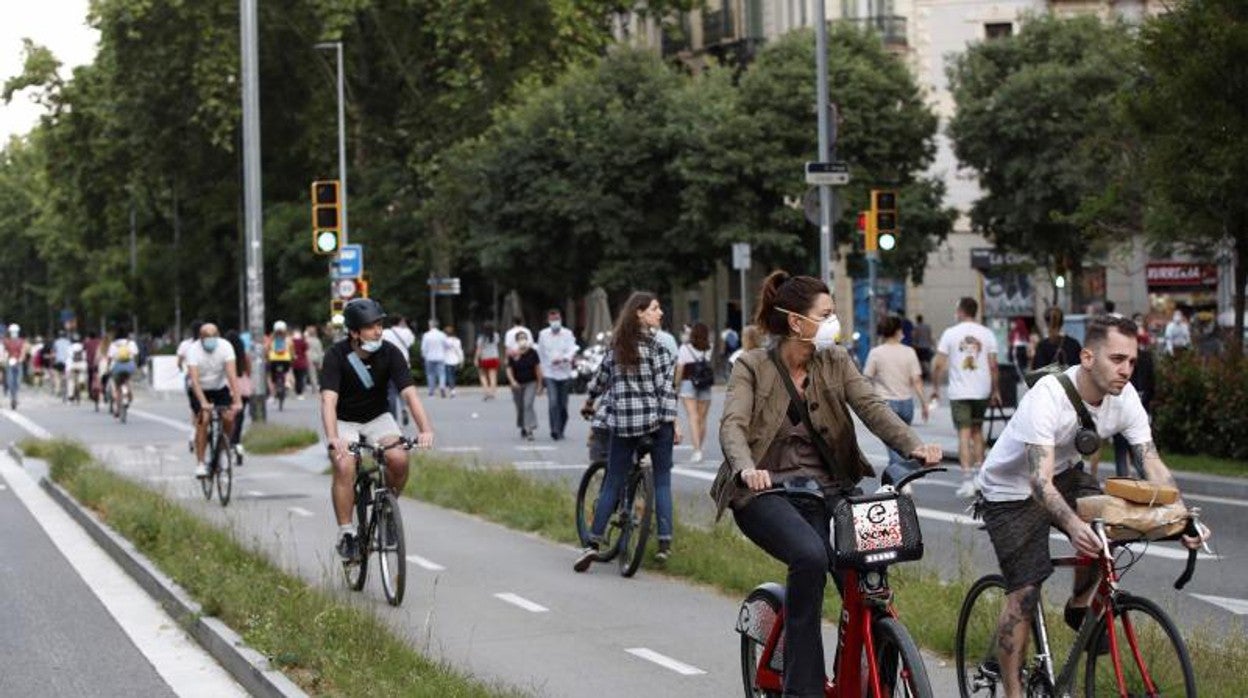 Varias personas circulan por el Passeig de Sant Joan, en Barcelona, que los fines de semana es peatonal