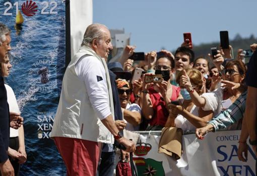 Don Juan Carlos saluda a ciudadanos de Sangenjo