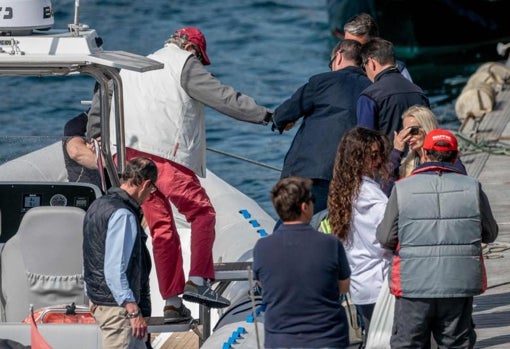 Don Juan Carlos recibe ayuda para bajar de la lancha