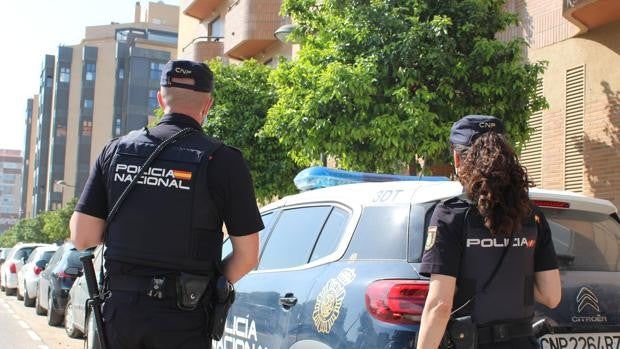 Un hombre agrede a su pareja en plena calle y destroza su vehículo con un ladrillo en Valencia