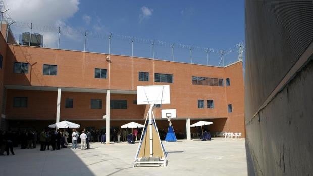 Tres trabajadores de la cárcel de Brians 2 lesionados y dos atendidos por las agresiones de un interno