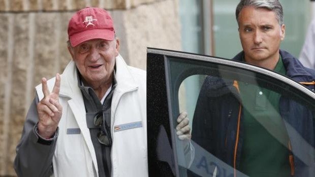 Don Juan Carlos espera «muchos abrazos» y «ver a la familia» en la Zarzuela