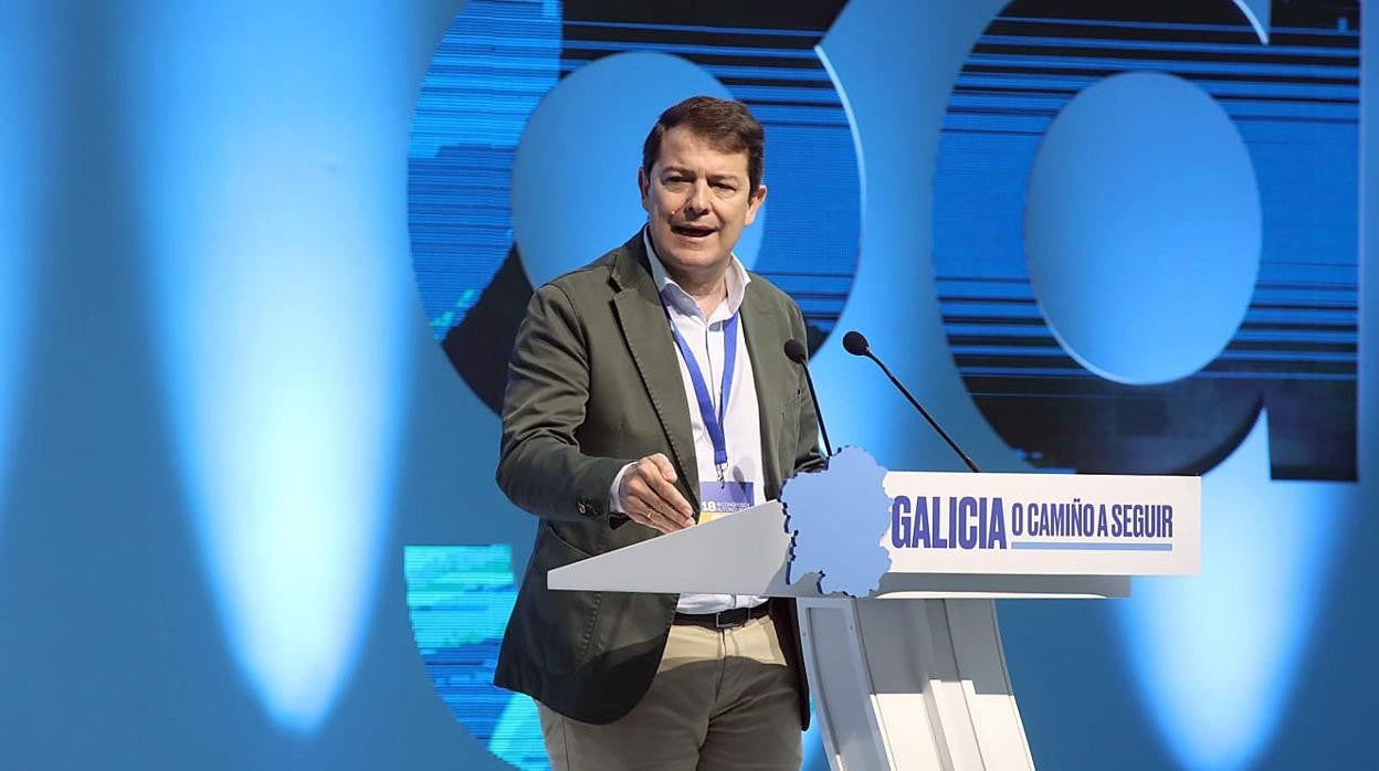 El presidente de la Junta y del PP de Castilla y León, Alfonso Fernández Mañueco, este domingo en el Congreso de los populares de Galicia