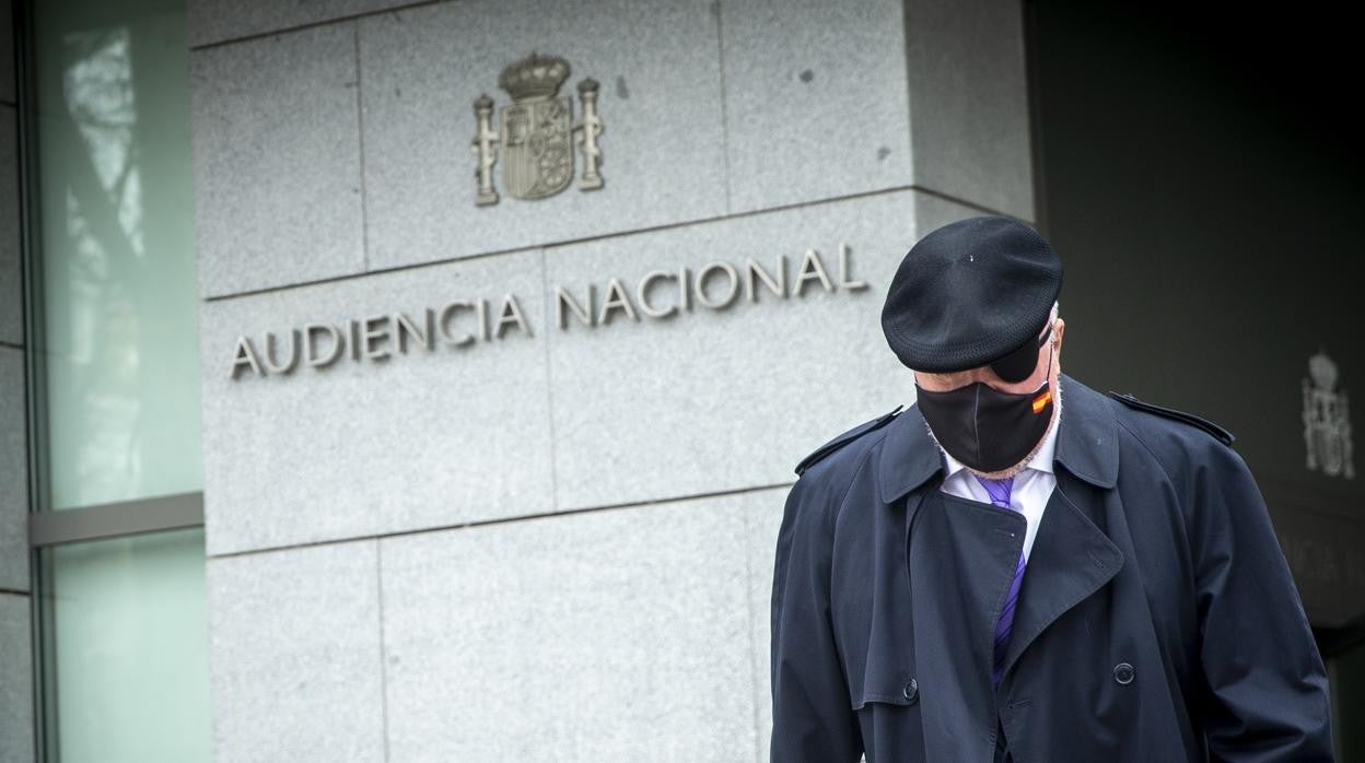 El comisario Villarejo saliendo de la Audiencia Nacional