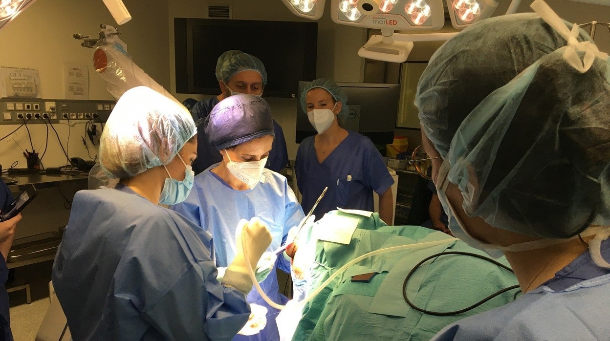 Momento de la intervención del paciente para tratar su caso de cefalea en racimos, en el Hospital del Mar