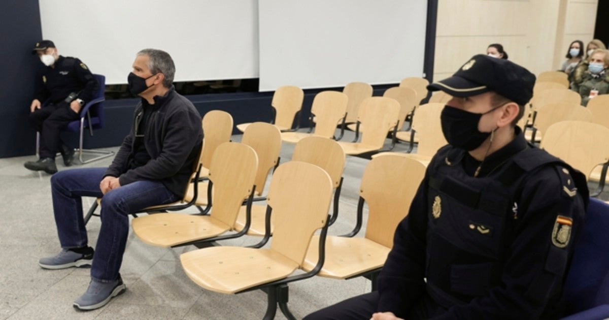 Gadafi, durante el juicio en la Audiencia Nacional, con la viuda de la víctima al fondo de la sala