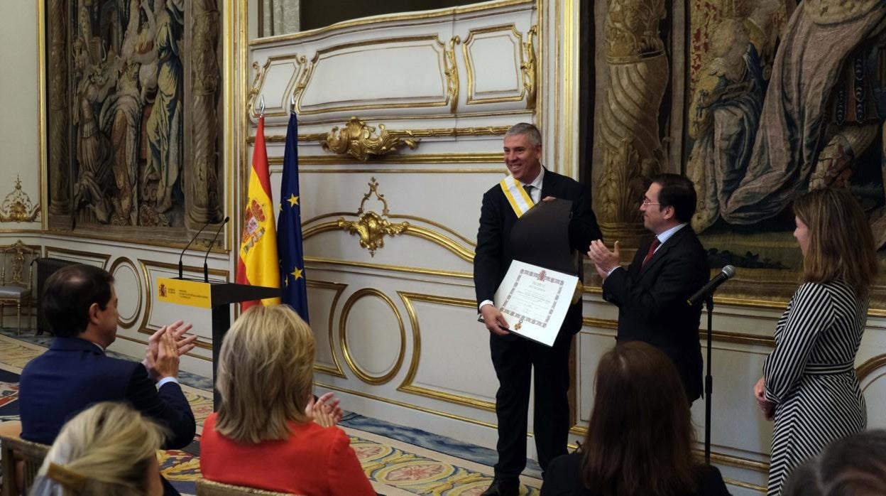 El presidente de la Junta de Castilla y León, Alfonso Fernández Mañueco, en el Palacio de Viana, en Madrid, a la imposición de la Gran Cruz de Isabel la Católica a José Vicente de los Mozos