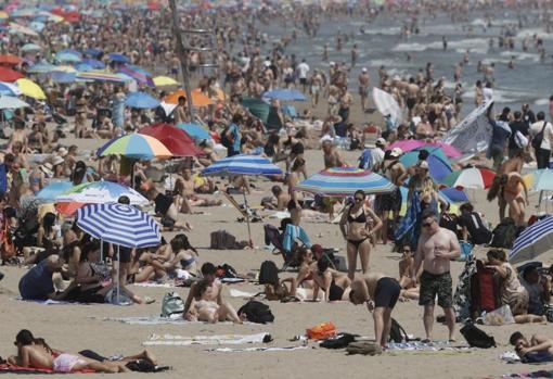 Aspecto de la playa de la Malvarrossa de Valencia el pasado fin de semana