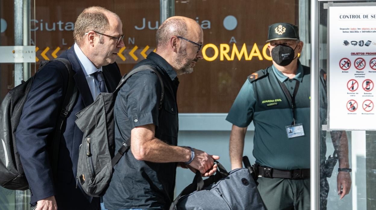 Imagen de Francis Puig (en el centro) en la Ciudad de la Justicia de Valencia