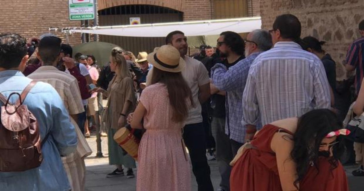 Miguel Ángel Silvestre charla con Álex de la Iglesia en un receso del rodaje