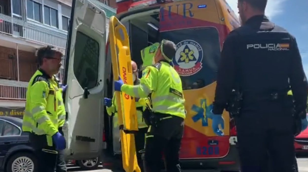 El Samur y la Policía Nacional, ayer en el lugar del suceso