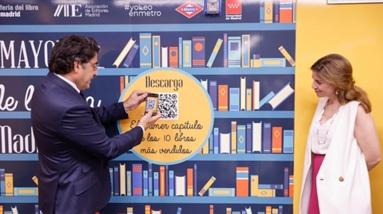 David Pérez, presidente de Metro, descargándose los libros del QR