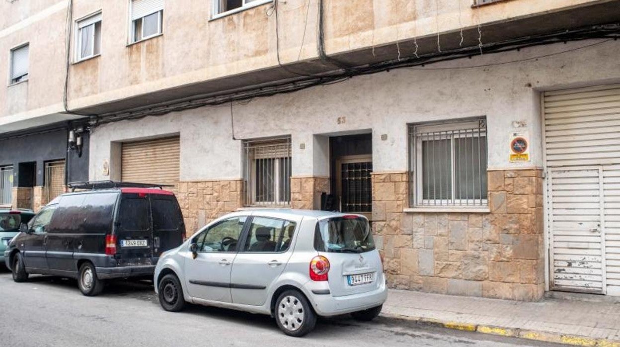 Entrada del edificio de Tarrasa donde reside el padre de las jóvenes asesinadas