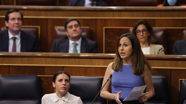 El PSOE aplaude a Belarra en el Congreso tras arremeter contra Juan Carlos I