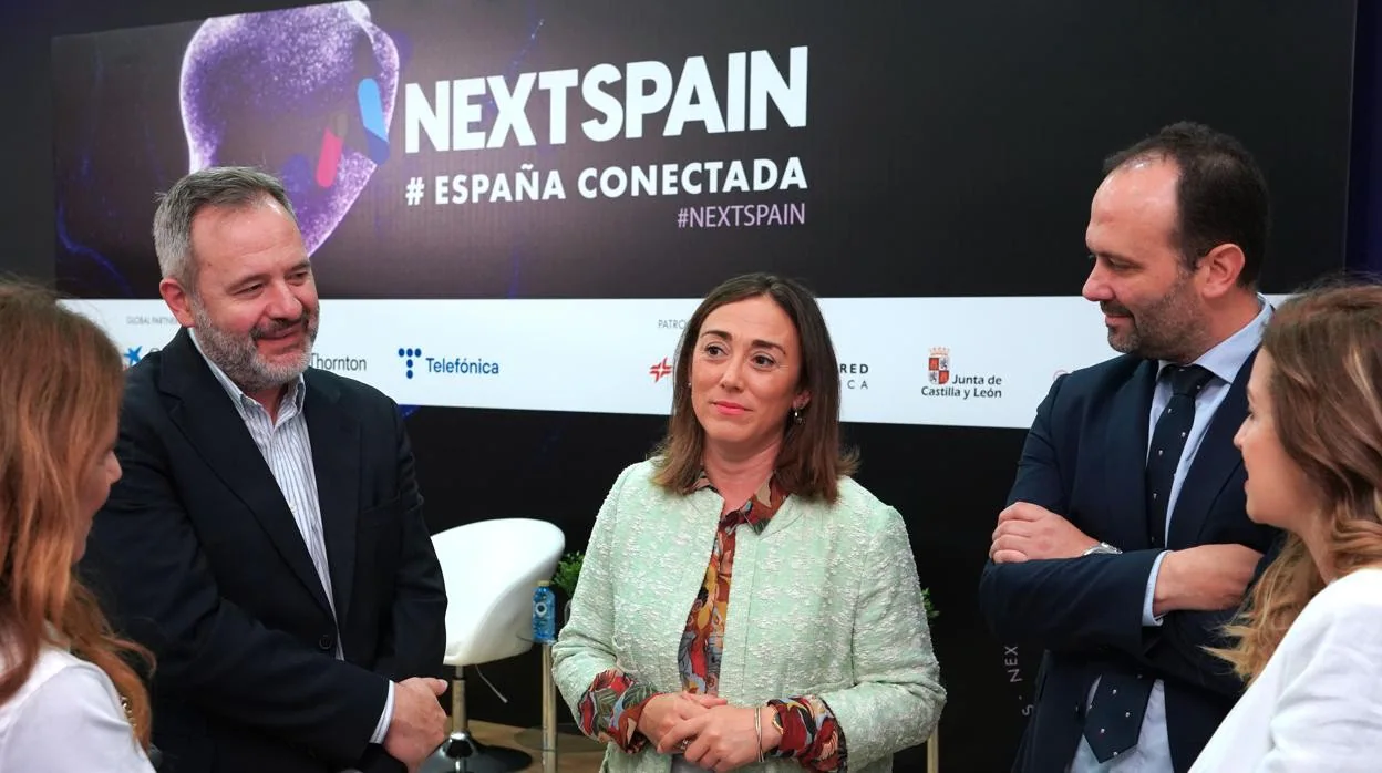 La consejera de Movilidad y Transformación Digital, María González Corral, rodeada por el director de El Norte de Castilla y por algunos ponentes del Foro 'Next Spain' antes del comienzo del mismo