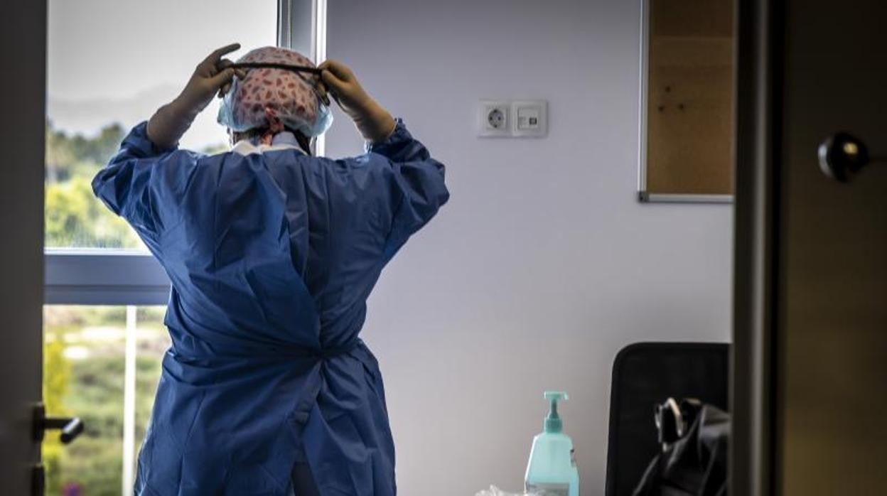 Una profesional sanitaria en un centro hospitalario de la Comunidad Valenciana