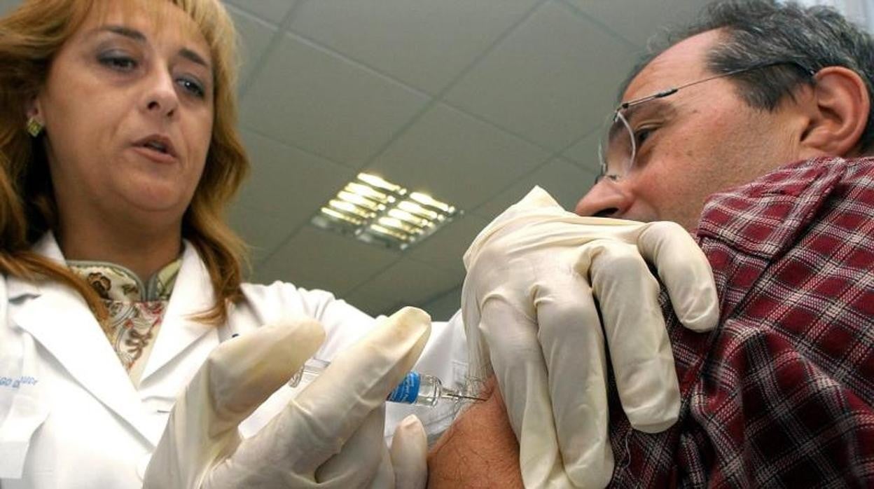 Una enfermera administra a un médico del Sergas la vacuna contra la gripe