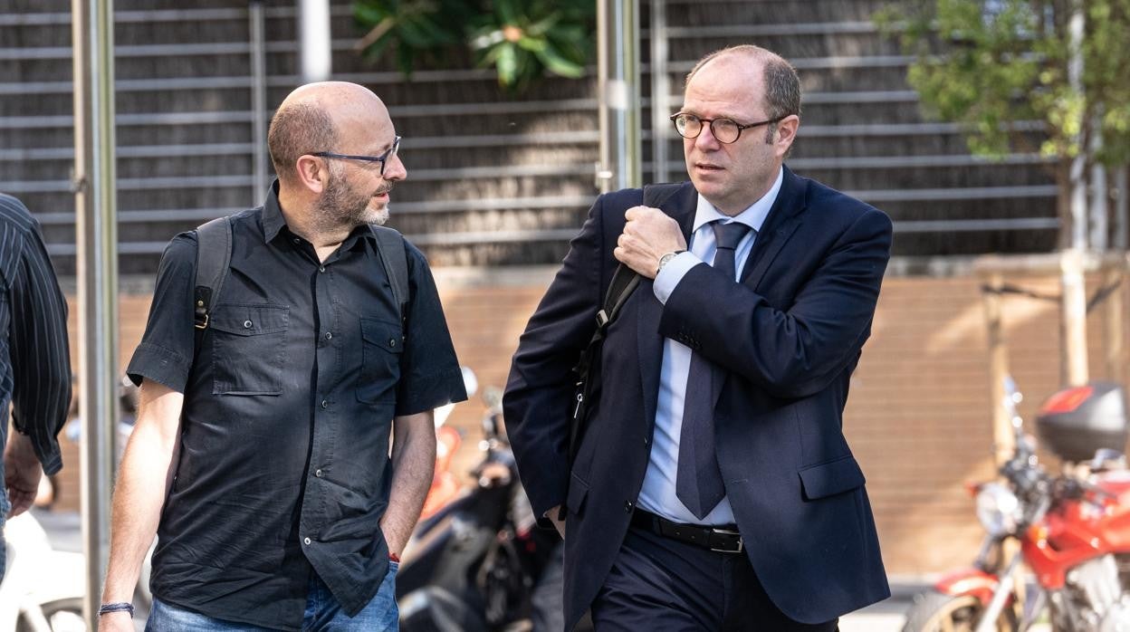 Imagen de Francis Puig (a la izquierda) este lunes en la Ciudad de la Justicia de Valencia