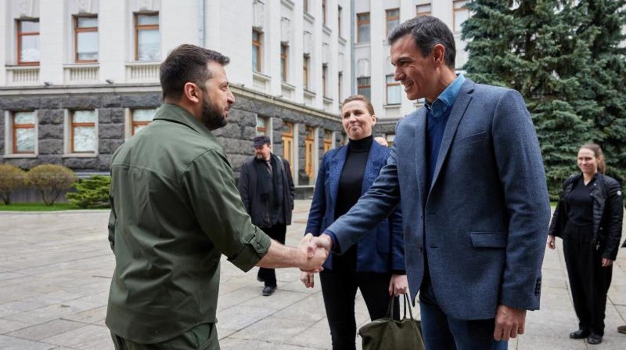 El presidente Volodimir Zelenski da la bienvendia a Pedro Sánchez y a la Primera Ministra danesa Mette Frederiksen