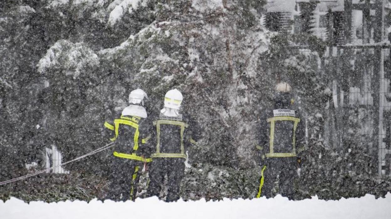 Bomberos en Alcalá de Henares, durante la borrasca Filomena