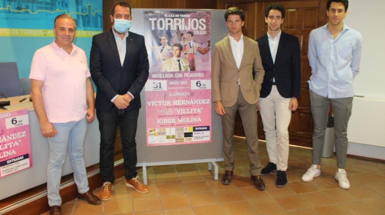 Presentación en el Ayuntamiento de Torrijos con los tres novilleros participantes