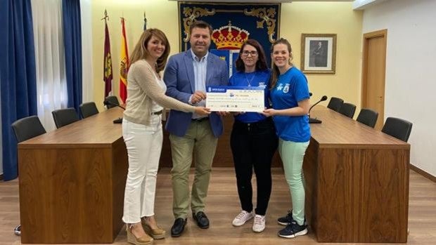 Santa Olalla dona a Tea Talavera la recaudación de su paella solidaria