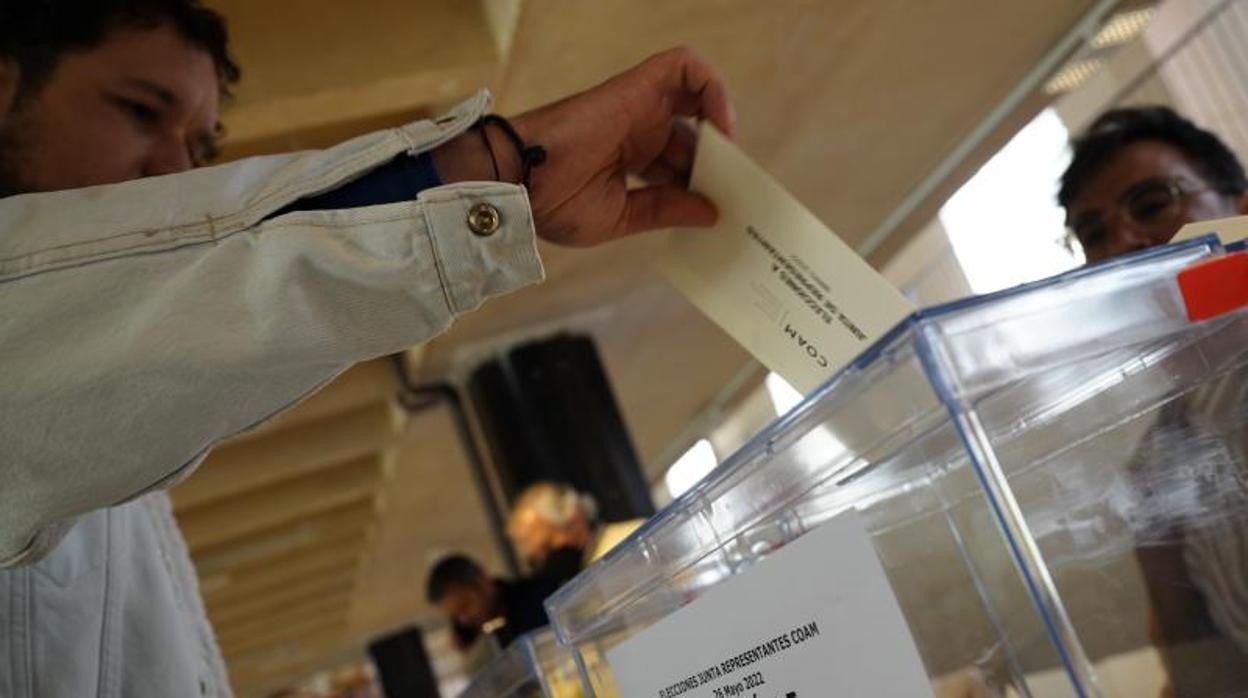 Un momento de las votaciones en el Colegio Oficial de Arquitectos de Madrid