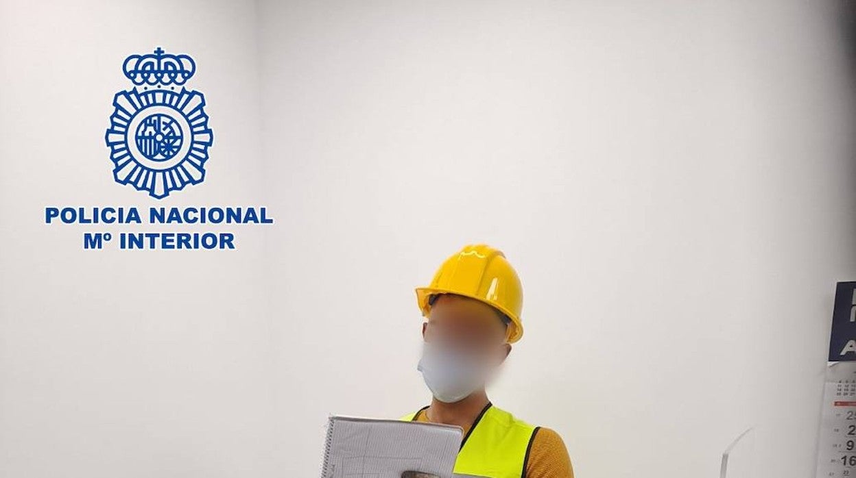 Intentaba pasar desapercibido visitiendo un chaleco y un casco similar al de los empleados de la naviera