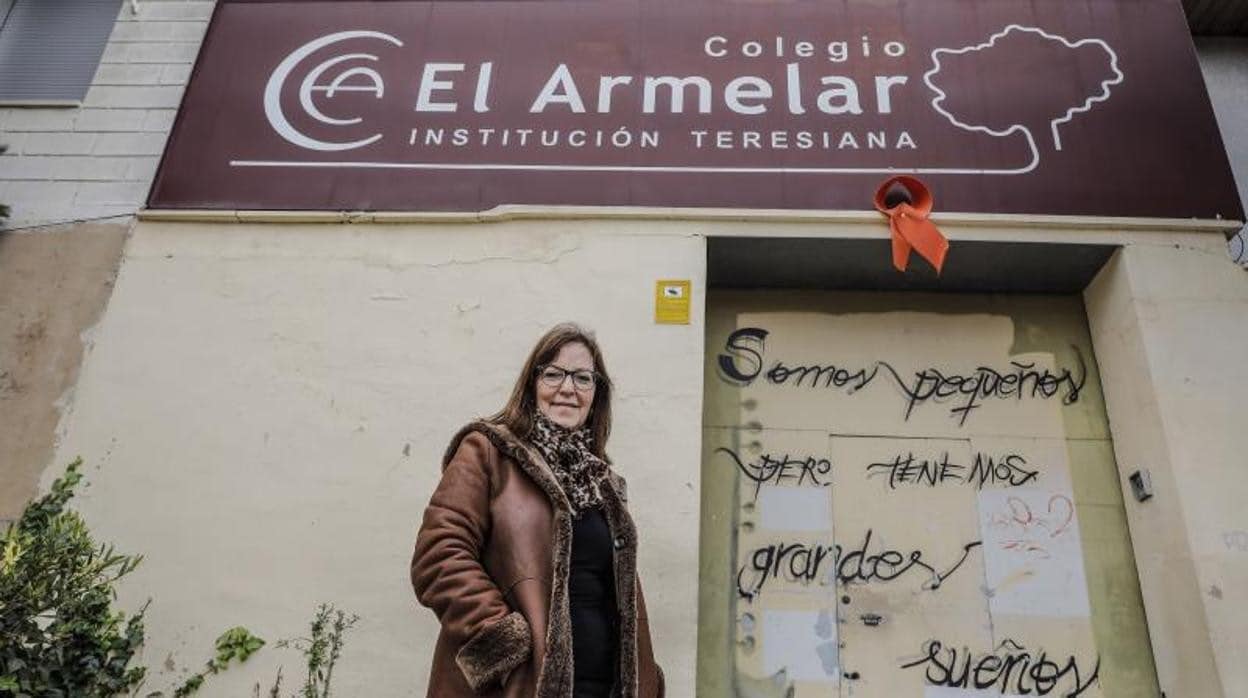 Imagen de archivo de Rosa M. A., en la entrada del centro educativo de su hija en Paterna (Valencia)