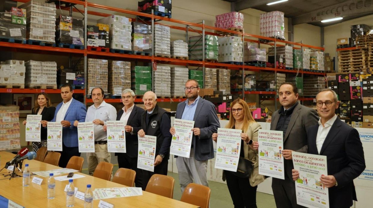 Los representantes de los supermercados y el presidente de la Federación de los Bancos de Alimentos, Jesús Mediavilla, en la presentación de la nueva campaña